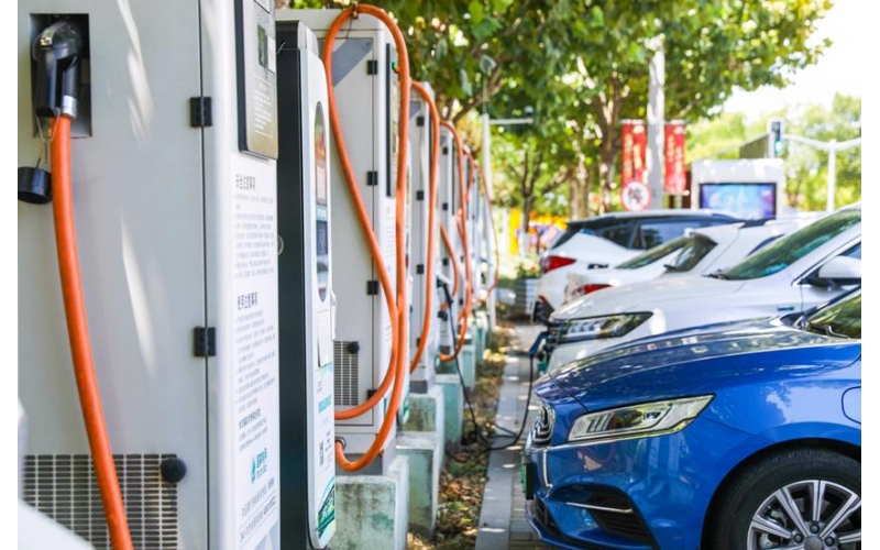 中國(guó)新能源汽車(chē)產(chǎn)銷(xiāo)量連續(xù)7年全球居首