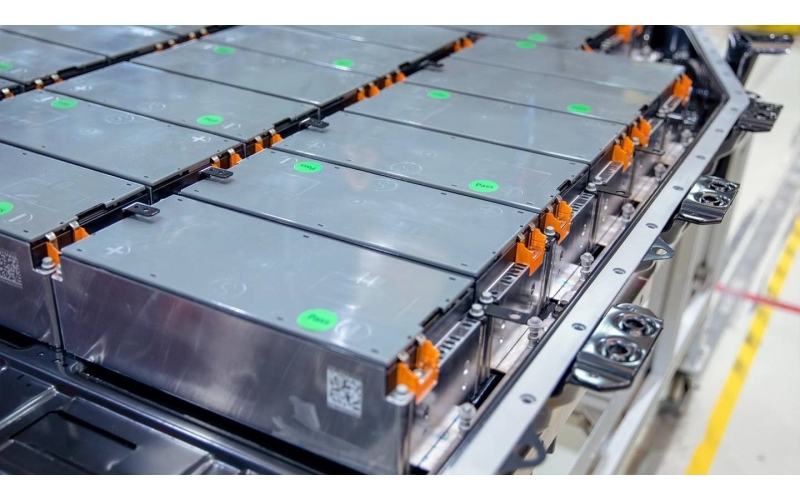 新能源汽車產業(yè)景氣度高 固態(tài)電池量產有望加速落地